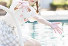 俏皮可爱少女T恤短裙性感写真图片-爱图屋