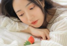 床上美女细长美腿性感诱人写真-爱图屋