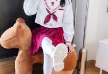 [BoBoSocks袜啵啵] NO.545 奶油-白色马丁靴、厚白丝、jk制服、瑜伽动作时用老头乐挠脚剧情[144P-1V-5.08G]-爱图屋