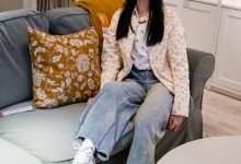 足愉心 NO.012 奶芙（搭配：碎花衬衫、牛仔长裤、运动鞋、白色棉袜、裸足）[110P+2V／14.5GB]-爱图屋