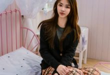 足愉心 NO.032 软软（搭配：黑色外套、黄色格子长裤、毛绒拖鞋、粉色棉袜、裸足）[120P+2V／11.4GB]-爱图屋