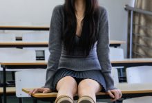 足愉心 NO.042 萱萱（搭配：灰色毛衫、黑色短裙、松糕鞋、白色棉袜、裸足）[110P+2V／10.5GB]-爱图屋