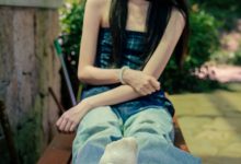 足愉心 NO.049 小瑶（搭配：蓝色格子吊带、牛仔长裤、白棉袜、洞洞鞋、裸足）[120P+2V／10.7GB]-爱图屋