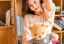 气质美女性感露肩写真图片-爱图屋