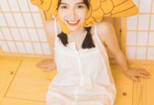 酥胸吊带美女性感诱人写真图片-爱图屋