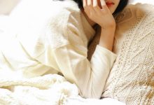 短发美女慵懒清新美女居家写真-爱图屋