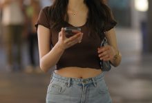 都市丽人玩手机的热裤美女【88P+2V-1.48G】-爱图屋