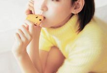 短发轻熟少女性感美腿卧室写真图片-爱图屋