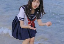 海边美女大学生制服诱惑写真-爱图屋