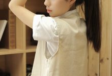 长发美女清新迷人居家写真图片-爱图屋