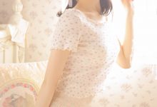 床上美女长腿翘臀大胆诱惑写真-爱图屋