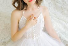 蕾丝美女白纱长裙丰满诱人写真-爱图屋