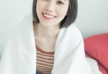 短发美女清新吊带诱人写真图片-爱图屋