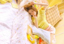 俏皮美女白色丝袜美女性感写真-爱图屋