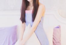 床上吊带裙美女美腿性感写真图片-爱图屋