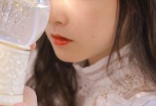 蕾丝裙美女清新复古写真图片-爱图屋
