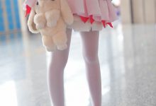 甜心萝莉美女粉红短裙白丝美腿cos诱惑写真-爱图屋