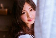 日系白色睡衣美腿丝袜甜美写真图片-爱图屋