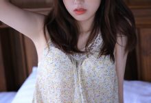纯情美女大眼长腿美女性感写真-爱图屋