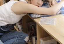 诱人背带裤美女尤物性感私房写真-爱图屋