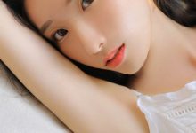 丰满吊带长腿美女裸背诱人写真-爱图屋