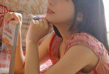 性感美女红色格子裙丰满诱人写真-爱图屋