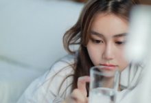 白衬衫美女慵懒清新美女大胆写真-爱图屋