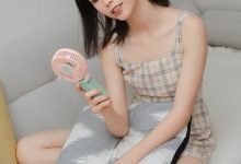 小清新美少女格纹吊带裙写真图片-爱图屋