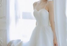 诱人美女吊带白丝美腿大胆迷人写真-爱图屋