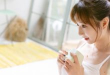 吊带热裤美女酥胸美腿性感写真图片-爱图屋
