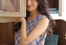 成熟性感美女格子裙写真图片-爱图屋