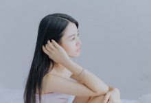 床上美女性感长发美女诱惑图片-爱图屋