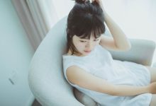 日系美女清新随性居家写真图片-爱图屋