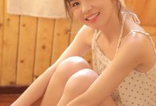 吊带美女性感美腿香肩浴室写真图片-爱图屋