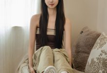 足愉心 No.053 小瑶（搭配：棕色抹胸、工装裤、白棉袜、滑板鞋、裸足）-爱图屋